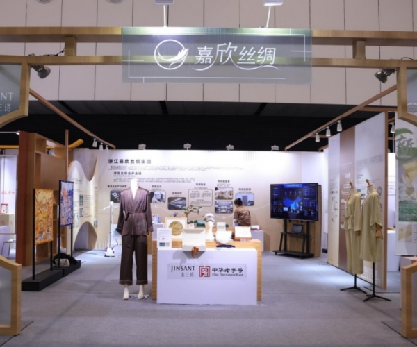 太阳城官网丝绸亮相首届浙江省历史经典工业展